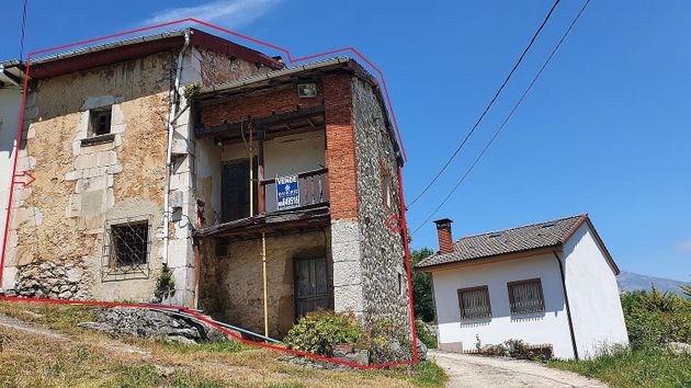 Foto 1 de Casa en venda a calle Canales de 2 habitacions amb garatge i jardí