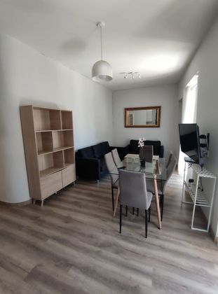 Foto 2 de Piso en alquiler en Centro - Segovia de 3 habitaciones con muebles y balcón