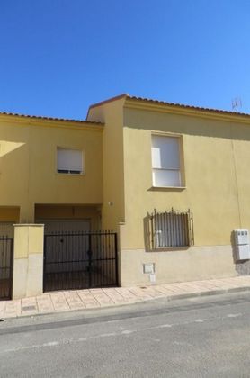 Foto 1 de Casa adossada en venda a Quintanar de la Orden de 3 habitacions amb garatge i jardí