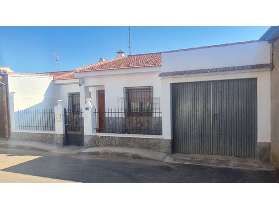 Foto 2 de Casa adossada en venda a calle Alonso Lopez de 3 habitacions amb garatge