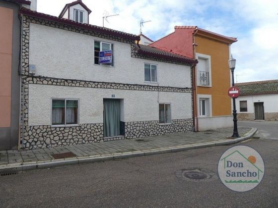 Foto 2 de Casa adossada en venda a Aldeamayor de San Martín de 6 habitacions amb garatge i jardí