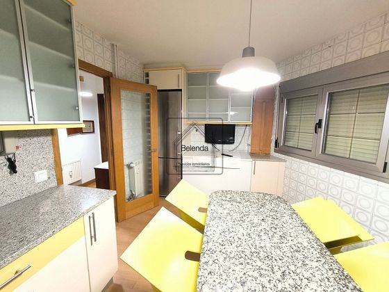 Foto 2 de Piso en alquiler en Ensanche - Sar de 3 habitaciones con garaje y muebles