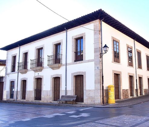 Foto 1 de Venta de casa en plaza Príncipe de Asturias de 6 habitaciones con terraza y jardín