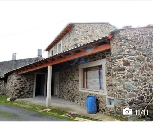 Foto 2 de Casa adossada en venda a Cesuras de 3 habitacions amb jardí