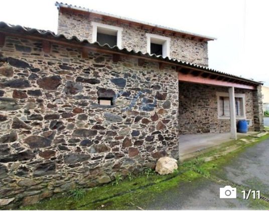 Foto 1 de Casa adossada en venda a Cesuras de 3 habitacions amb jardí