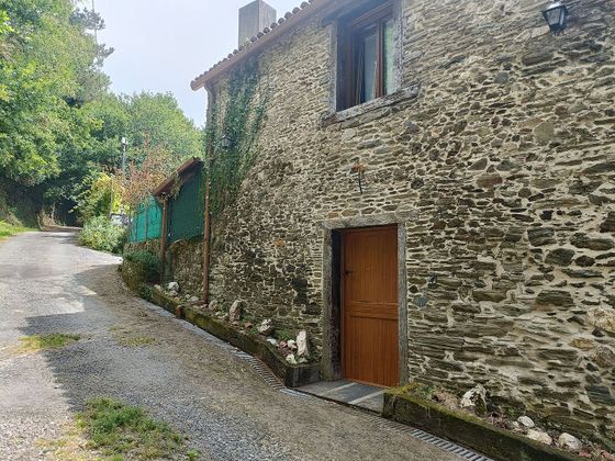 Foto 2 de Casa adossada en venda a Cesuras de 3 habitacions amb garatge i jardí