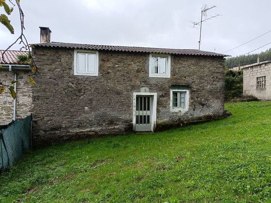 Foto 2 de Casa adossada en venda a Cesuras de 4 habitacions amb garatge i jardí