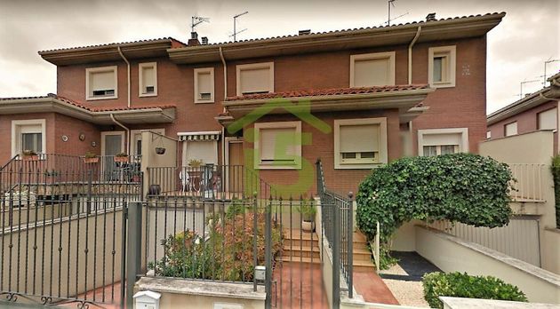 Foto 1 de Casa adossada en venda a Sariegos de 4 habitacions amb terrassa i garatge