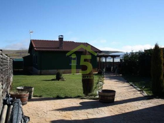 Foto 1 de Chalet en venta en Salinas de Pisuerga de 2 habitaciones con piscina y garaje