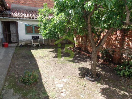 Foto 1 de Xalet en venda a Trobajo del Camino de 9 habitacions amb jardí