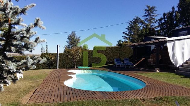 Foto 1 de Xalet en venda a Santovenia de la Valdoncina de 4 habitacions amb piscina i jardí