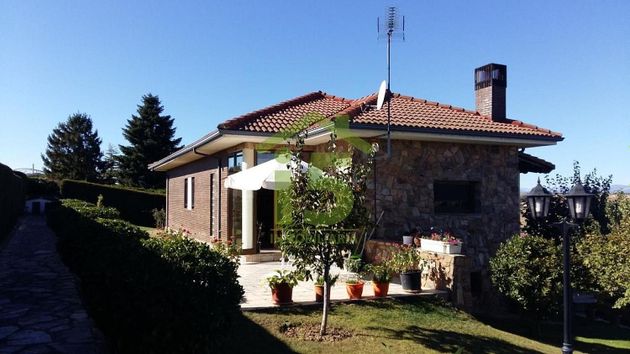 Foto 2 de Xalet en venda a Santovenia de la Valdoncina de 4 habitacions amb piscina i jardí