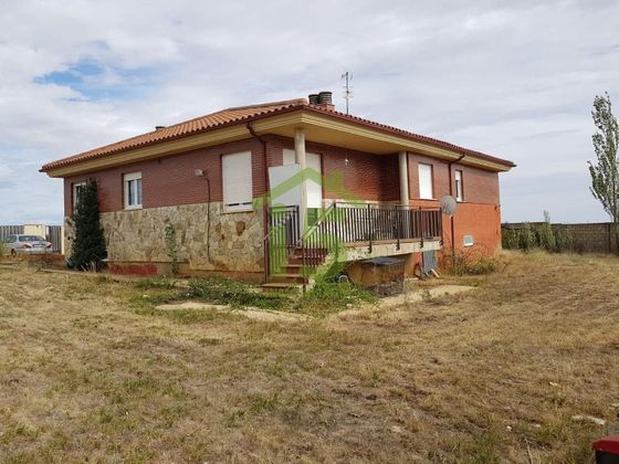 Foto 1 de Xalet en venda a Valverde de la Virgen de 3 habitacions amb terrassa i jardí
