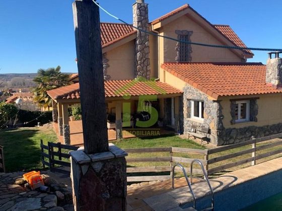 Foto 1 de Venta de chalet en Sariegos de 4 habitaciones con piscina y garaje