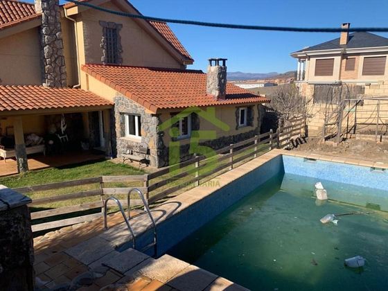 Foto 2 de Xalet en venda a Sariegos de 4 habitacions amb piscina i garatge