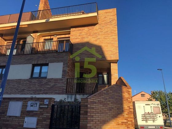 Foto 1 de Casa en venda a Trobajo del Camino de 4 habitacions amb terrassa i jardí
