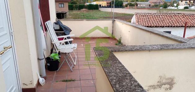 Foto 1 de Venta de chalet en Sariegos de 4 habitaciones con terraza y garaje