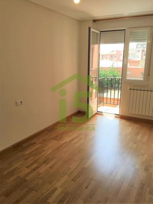 Foto 1 de Piso en venta en Bañeza (La) de 3 habitaciones con terraza y calefacción
