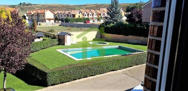 Foto 2 de Casa adossada en venda a Sariegos de 4 habitacions amb piscina i garatge