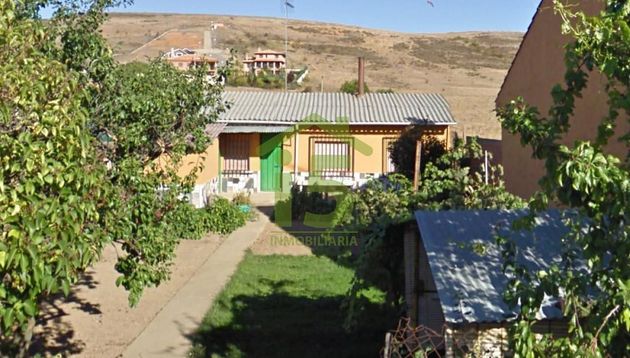Foto 1 de Venta de chalet en Sariegos de 3 habitaciones con piscina y jardín