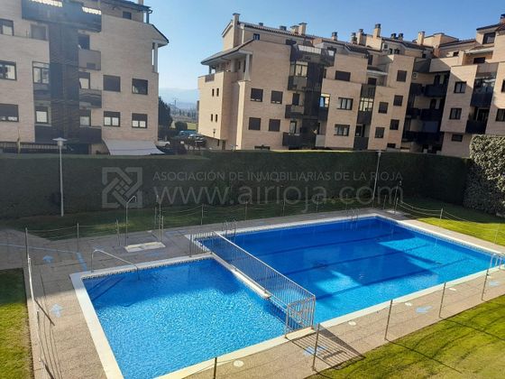 Foto 2 de Venta de piso en Villamediana de Iregua de 2 habitaciones con terraza y piscina