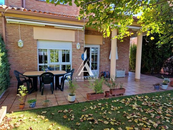 Foto 1 de Casa en venta en Cascajos - Piqueras de 5 habitaciones con piscina y jardín