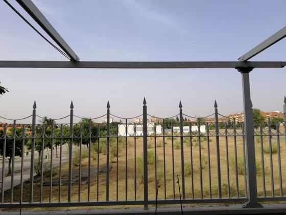 Foto 2 de Casa adossada en venda a Azucaica - Santa María de Benquerencia de 4 habitacions amb terrassa i jardí