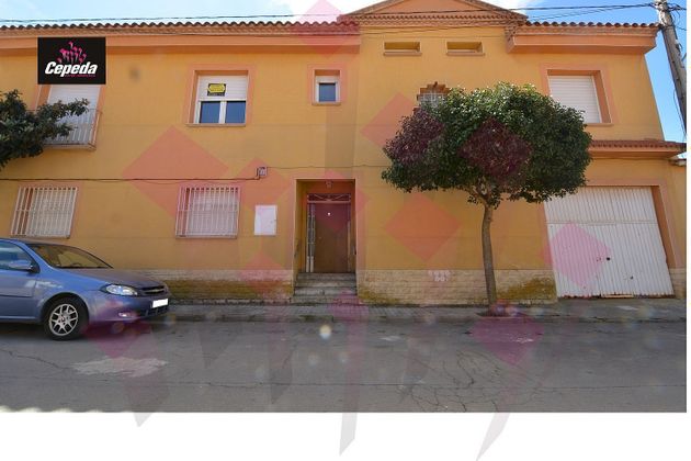 Foto 1 de Venta de casa adosada en calle Castilla la Mancha de 7 habitaciones con terraza y piscina