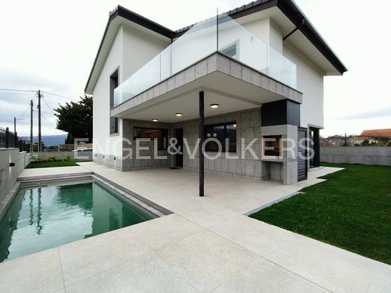 Foto 1 de Xalet en venda a Redondela de 4 habitacions amb terrassa i piscina