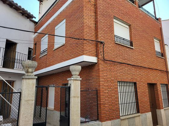 Foto 1 de Casa adossada en venda a Navalcán de 5 habitacions amb terrassa