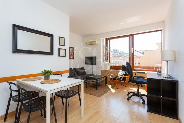 Foto 1 de Alquiler de ático en El Poble Sec - Parc de Montjuïc de 1 habitación con terraza y muebles