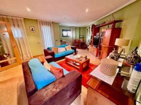 Foto 1 de Xalet en venda a Sariegos de 4 habitacions amb terrassa i mobles