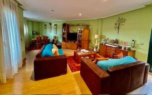 Foto 2 de Xalet en venda a Sariegos de 4 habitacions amb terrassa i mobles