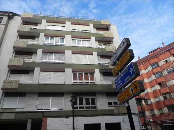 Foto 1 de Venta de piso en calle Bermúdez de Castro de 3 habitaciones con calefacción y ascensor