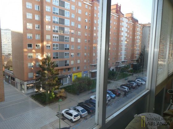 Foto 2 de Pis en lloguer a Plaza España - Villa Pilar - Reyes Católicos - Vadillos de 5 habitacions amb terrassa i garatge