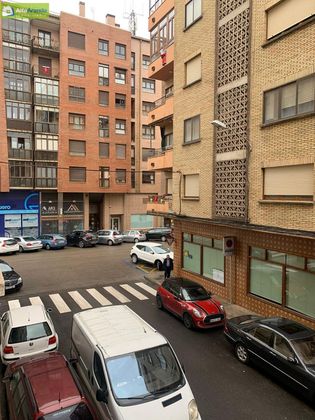 Foto 2 de Pis en venda a avenida Ferial de 4 habitacions amb terrassa i garatge