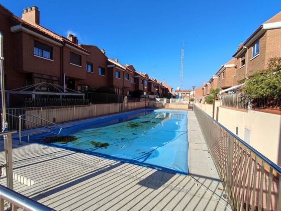 Foto 1 de Casa adossada en venda a Zurguén de 4 habitacions amb terrassa i piscina