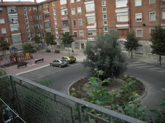 Foto 1 de Venta de piso en calle Simón de Colonia de 3 habitaciones con terraza y balcón