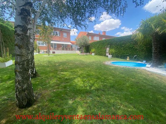Foto 1 de Casa en venda a calle Mirlo de 5 habitacions amb terrassa i piscina