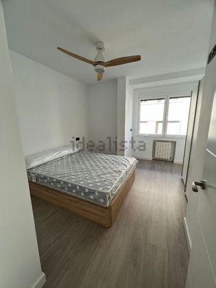 Foto 1 de Alquiler de piso en Centro - Salamanca de 3 habitaciones con muebles y balcón