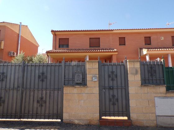Foto 1 de Casa en venta en Argés de 3 habitaciones con terraza y garaje
