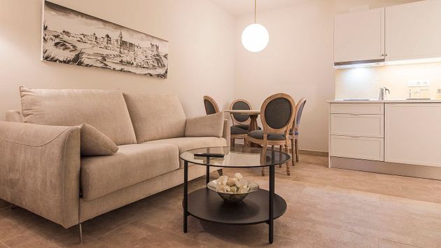 Foto 2 de Alquiler de piso en Los Cigarrales-La Bastida de 1 habitación con muebles y aire acondicionado