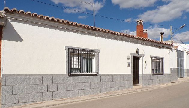 Foto 1 de Casa adosada en venta en Villanueva de Bogas de 4 habitaciones con terraza y calefacción