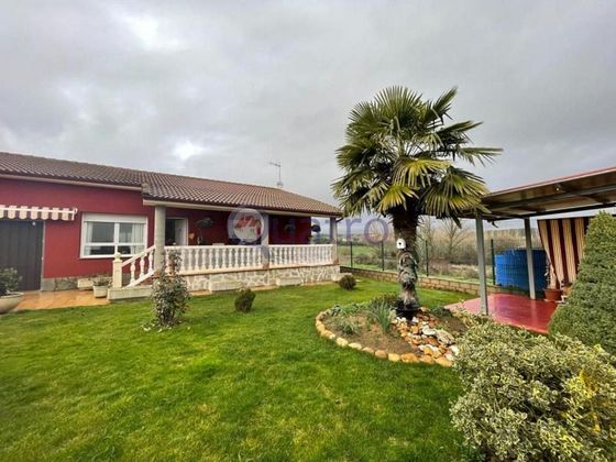 Foto 1 de Xalet en venda a Vegas del Condado de 3 habitacions amb terrassa i piscina