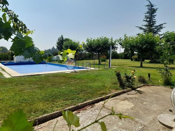 Foto 1 de Venta de chalet en Valdefresno de 4 habitaciones con piscina y jardín