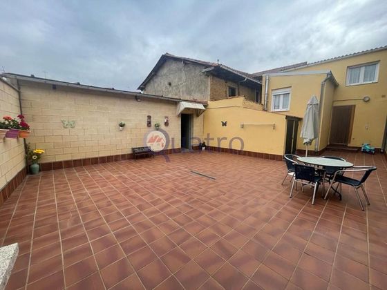 Foto 2 de Venta de casa en Santovenia de la Valdoncina de 3 habitaciones con terraza y jardín