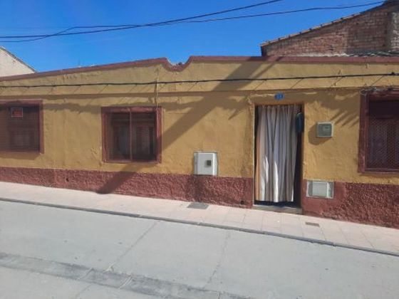 Foto 1 de Casa adossada en venda a calle Tudela de 3 habitacions amb calefacció
