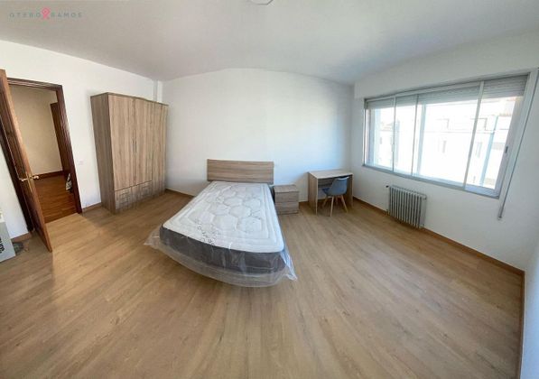 Foto 2 de Piso en alquiler en Ensanche - Sar de 4 habitaciones con terraza y muebles