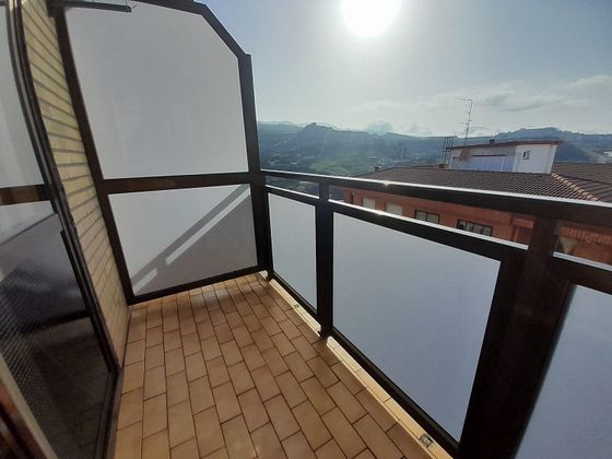 Foto 1 de Venta de piso en calle Mendialde Etxetaldea de 3 habitaciones con piscina y balcón