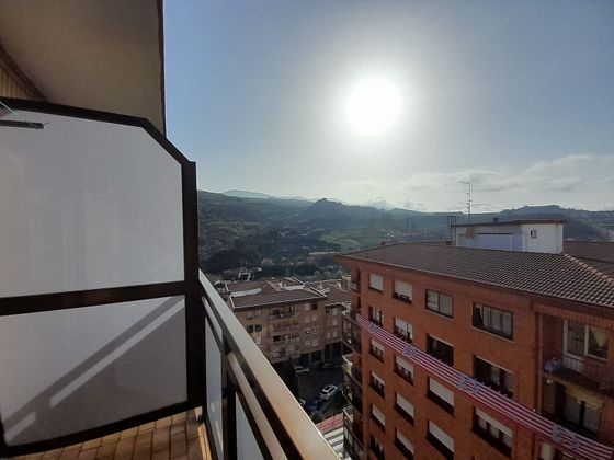 Foto 2 de Venta de piso en calle Mendialde Etxetaldea de 3 habitaciones con piscina y balcón